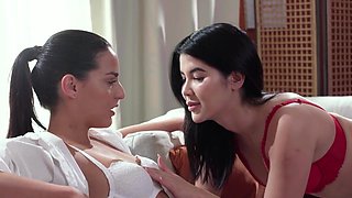 Hot girls with tight bodies wanna fuck on the couch