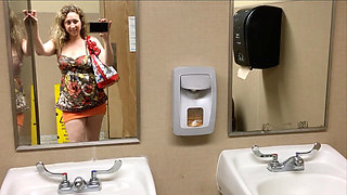 Watch My Sexy Ass & Pussy Peeing