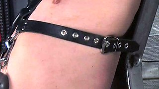 Gum chewing blonde amateur sult gives nice handjob