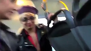 Deutsche Amateure geben Gruppen-Blowjob im Bus