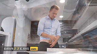 Brazzers - sucking hot handywoman kaylee ryder visits van's palace to fix his submerge but ends up fixing his shaft