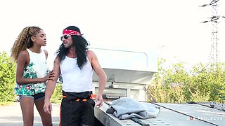 Luna Corazon Trades Intimacy for Car Fix in Outdoors