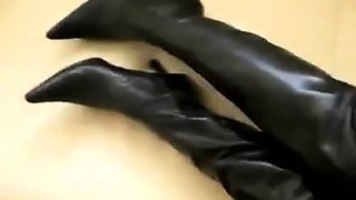 Deutsche reife Amateurin gibt Handjob auf schwarzen Stiefeln