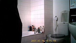 Big ass Aylie cums in bath