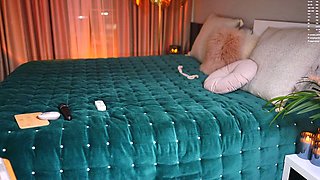 Big boobed Memphis Monroe masturbates in stocking
