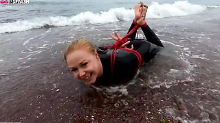 Lucy Lauren In A Wetsuit - Rope Bondage Escape Challenge On The Beach