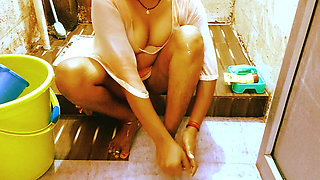 Boobs, hips, hopes, Desi Bhabhi's full body massage look and enjoy the body massage in the bathroom and enjoy rubbing the pussy.
