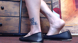 Black ballet flat dipping