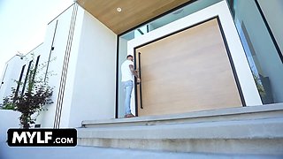 Chloe needs some plumbing done at her house, and she knows just the muscled dude to call - mylf