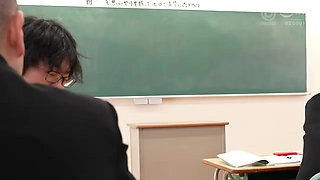 スケスケ制服美女がパイパンオマンコを立ち手マンされてお漏らし潮吹き