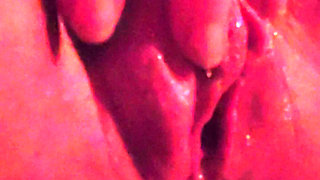 Muscular milf jerks off her big clit and pumps juice from horniness