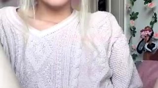 Muassholee Masturbates In Sweater