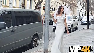 Vip4k. hairdresser entices Sexy Bride in the wedding clothes for a quick bang
